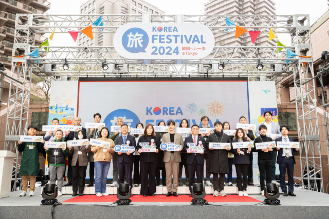 장미란(왼쪽 다섯번째) 문화체육관광부 제2차관이 지난 3월 일본 도쿄의 에비스가든 플레이스 센터광장에서 열린 ‘K-관광 로드쇼 한국으로의 한 걸음’에서 한국을 알리고 있다. 사진 제공=한국관광공사