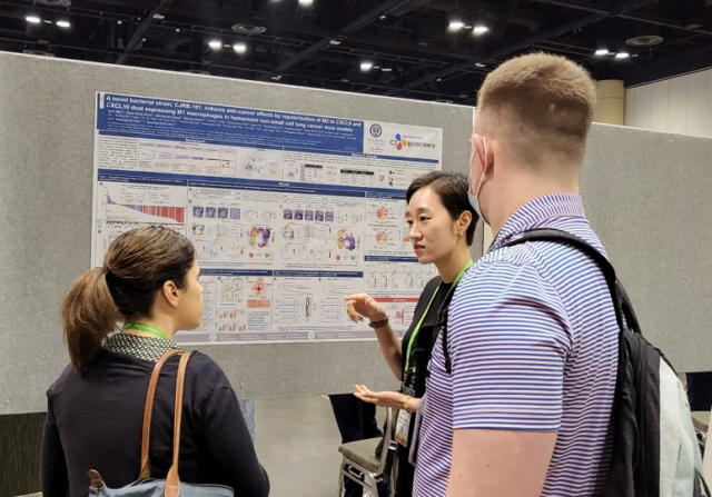 지난해 열린 AACR 2023에서 CJ바이오사이언스 연구원이 CJRB-101 관련 연구결과를 포스터 발표하고 있다. 사진 제공=CJ 제일제당