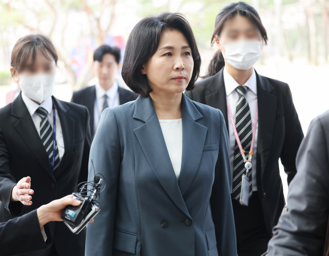 공직선거법 위반 혐의로 재판에 넘겨진 더불어민주당 이재명 대표의 배우자 김혜경 씨가 8일 경기도 수원시 영통구 수원지방법원에서 열린 2차 공판에 출석하고 있다. 연합뉴스