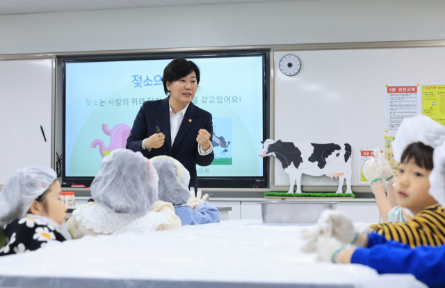 늘봄학교 일일 강사로 나선 송미령 농림축산식품부 장관이 8일 천안 가람초교에서 학생들을 대상으로 낙농업과 우유 생산 과정에 대해 설명하고 있다. 사진 제공=농식품부