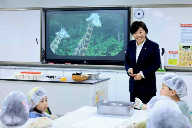 늘봄학교 일일 강사로 나선 송미령 농림축산식품부 장관이 8일 천안 가람초교에서 학생들을 대상으로 낙농업과 우유 생산 과정에 대해 설명하고 있다. 사진 제공=농식품부