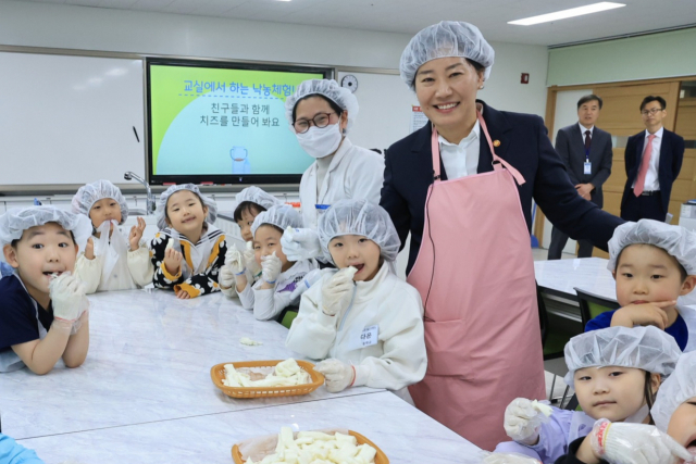 송미령 농림축산식품부 장관이 8일 천안 가람초교에서 학생들에게 우유 생산 과정을 설명하고 치즈 만들기 체험을 진행하고 있다. 송 장관은 이날 늘봄학교 일일 강사 자격으로 수업에 나섰다. 사진 제공=농식품부