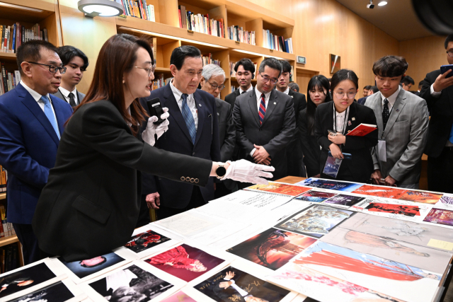 마잉주 전 대만 총통과 대만 청년대표단이 7일 중국 베이징의 국가예술센터(NCPA) 자원센터를 방문하고 있다. 신화연합뉴스
