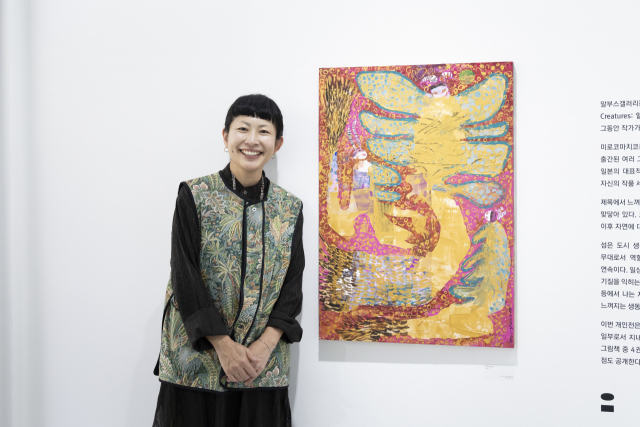 한국을 찾은 그림책 작가 미로코마치코가 자신의 작품 앞에서 포즈를 취하고 있다. 사진 제공=알부스갤러리