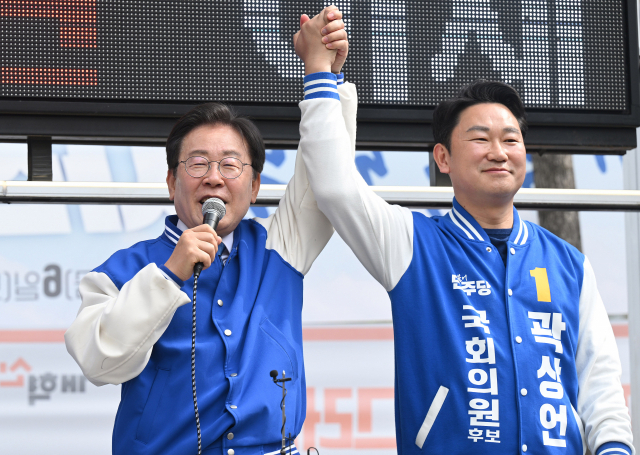 이재명 더불어민주당 대표 겸 상임공동선대위원장이 총선을 이틀 앞둔 8일 서울 종로구 동묘앞역에서 곽상언(서울 종로) 후보의 지지를 호소하고 있다. 오승현 기자