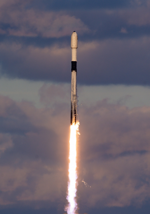 군사정찰위성 2호기가 탑재된 미국 민간 우주기업 스페이스X의 ‘팰컨9’ 로켓이 7일(현지 시간) 미국 플로리다주 케네디스페이스센터에서 발사되고 있다. 연합뉴스