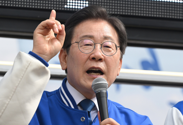 이재명 더불어민주당 대표가 8일 서울 종로구 동묘앞역에서 지지를 호소하고 있다. 오승현 기자