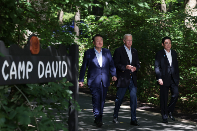 윤석열(왼쪽부터) 대통령과 조 바이든 미국 대통령, 기시다 후미오 일본 총리가 지난해 8월 미국 대통령 별장인 캠프데이비드에서 열린 한미일 정상 공동 기자회견에 입장하고 있다. 연합뉴스