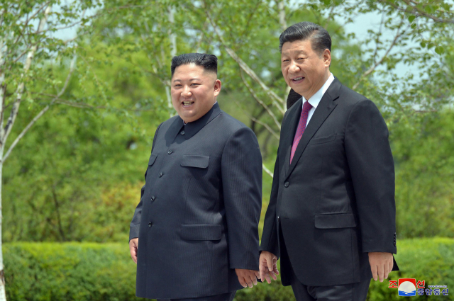 김정은(왼쪽) 북한 국무위원장과 시진핑 중국 국가주석이 지난 2019년 6월 평양 금수산영빈관에서 만나 산책을 하고 있다. 연합뉴스