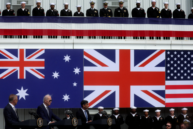 조 바이든 미국 대통령, 앤서니 알바니즈 호주 총리, 리시 수낙 영국 총리가 2023년 3월 13일 미국 캘리포니아주 샌디에이고의 해군기지 포인트 로마에서 3국 회담 후 AUKUS 파트너십에 대해 연설하고 있다./로이터 연합뉴스