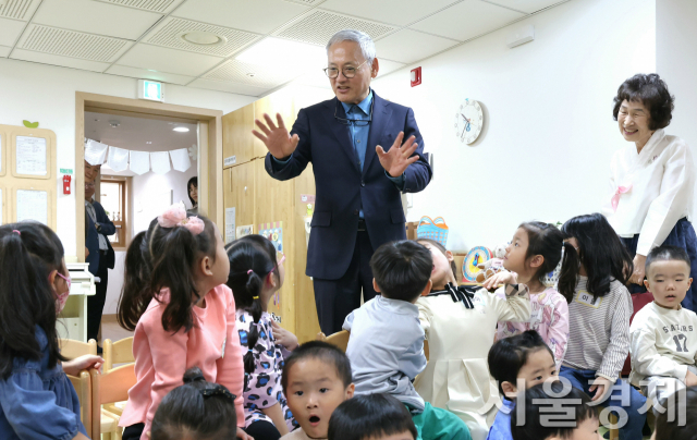 유인촌 문화체육관광부 장관이 8일 ‘이야기할머니’ 활동 모습을 살펴보기 위해 서울 강동구 구립다온어린이집을 방문해 아이들과 인사를 나누고 있다. 사진 제공=문체부