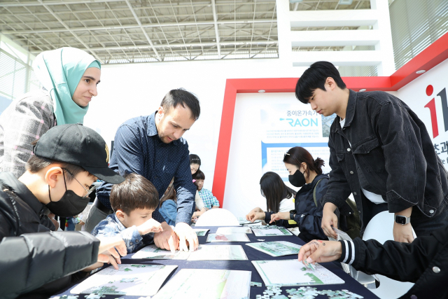 ‘2023 대한민국 과학축전’에 참가한 시민과 외국인들이 체험프로그램에 참여하고 있다. 사진제공=대전시