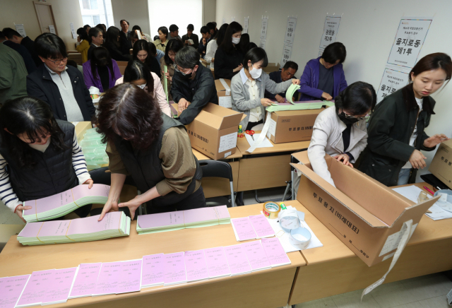 지난 8일 서울 중구 선거관리위원회 사무실에서 각 동의 투표관리관들이 투표 관련 교육을 받은 후 해당 투표구에서 사용될 투표용지를 검수하고 있다. 연합뉴스