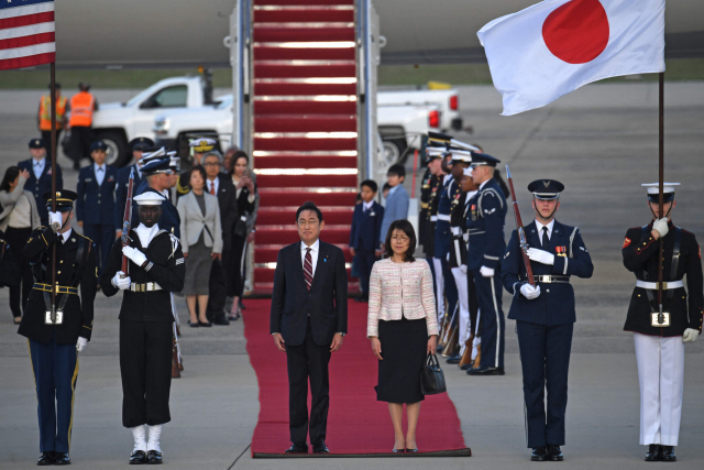 기시다 후미오(앞줄 왼쪽 세 번째) 일본 총리와 부인 유코(〃 네 번째) 여사가 8일(현지 시간) 미국 메릴랜드주 앤드루스합동기지에 도착해 의장대의 환영을 받고 있다. 미국을 국빈 방문한 기시다 총리는 10일 조 바이든 미국 대통령과 회담할 예정이다. AFP연합뉴스
