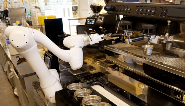 두산로보틱스 협동로봇이 원두가 담긴 포터필터를 커피머신에 장착하고 있다. 사진제공=두산로보틱스