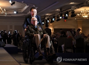 尹대통령, 휠체어 밀었던 97세 미국인 참전용사 별세
