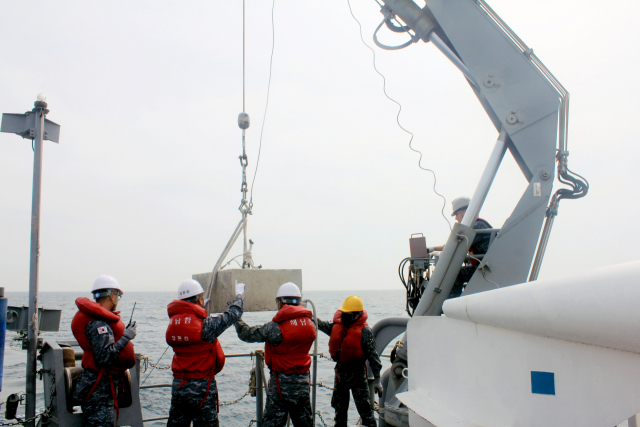 2일 한미 연합 기뢰전 훈련에 참가한 기뢰소해함(MSH) 해남함에서 모의기뢰를 이용한 기뢰부설 훈련을 진행하고 있다. 사진 제공=해군