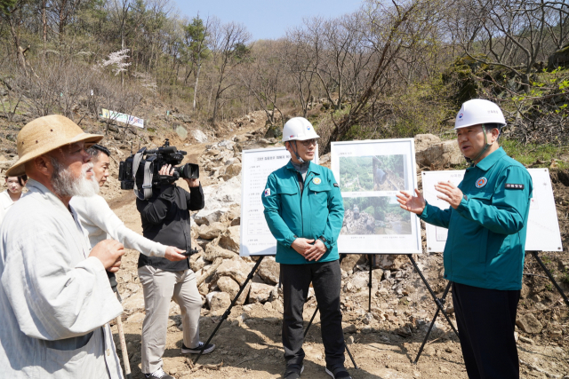 남성현(오른쪽 첫번째) 산림청장이 공주시 사곡면 산사태 피해지를 찾아 복구 현장을 점검하고 있다. 사진제공=산림청