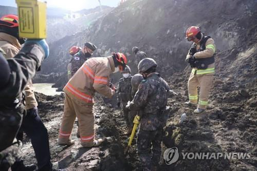 경기 양주시 은현면 도하리 삼표산업 채석장 붕괴·매몰사고 현장에서 2022년 2월 1일 구조당국이 금속탐지기를 이용해 실종자를 수색하고 있다. 연합뉴스