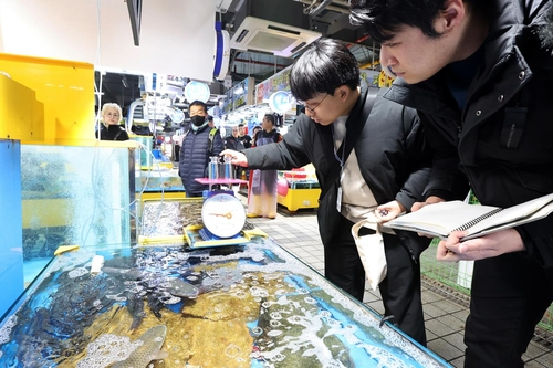 소래포구 일대에서 불법 상행위 단속을 벌이고 있는 인천시 남동구. /제공=인천 남동구