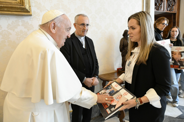 프란치스코 교황이 8일(현지시간) 바티칸에서 하마스에 억류 중인 이스라엘 인질 가족들을 만나 한 아이의 사진을 만지며 위로를 하고 있다. AP연합뉴스