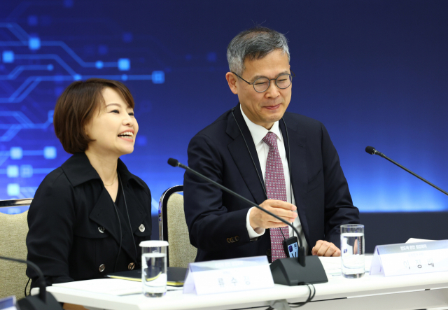 윤석열 대통령 주재로 용산 대통령실 청사에서 열린 ‘반도체 현안 점검회의’에 참석한 이정배(오른쪽) 삼성전자 DS부문 사장과 류수정 사피온코리아 대표가 대화하고 있다. 연합뉴스