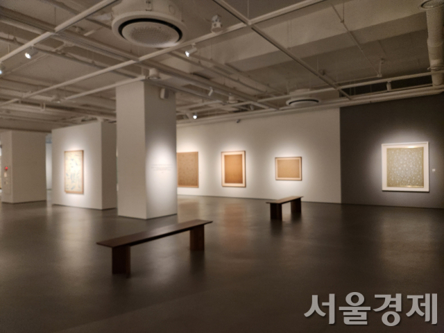 글로벌세아의 문화예술공간 S2A에서 24일까지 열리는 김창열,이우환의 2인전 '더 크레이티스트 모먼트' 전시 전경. /사진=조상인기자