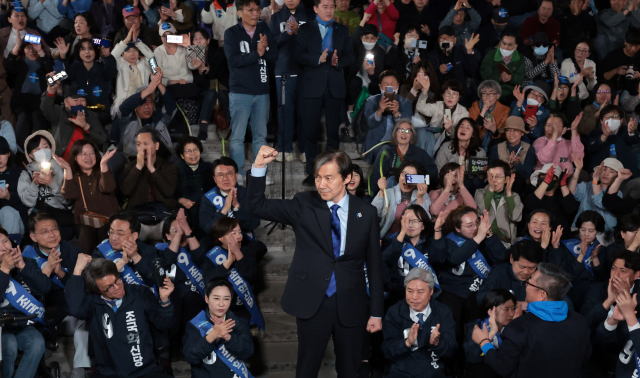 제22대 국회의원선거를 하루 앞둔 9일 오후 조국 조국혁신당 대표가 서울 종로구 세종문화회관 앞에서 지지를 호소하고 있다. 연합뉴스