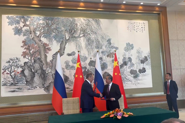 세르게이 라브로프(왼쪽) 러시아 외무장관이 9일 왕이 중국공산당 외사판공실 주임 겸 외교부장과 회담에 앞서 악수를 나누고 있다. 타스연합뉴스