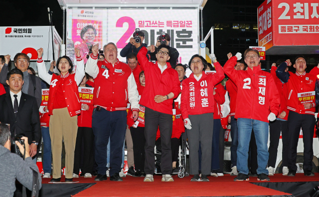 한동훈 국민의힘 비상대책위원장 겸 총괄 선거대책위원장이 9일 서울 중구 청계광장에서 열린 '국민의힘으로 대한민국살리기' 청계광장 22대 총선 파이널 총력유세에서 지지를 호소하고 있다. 연합뉴스