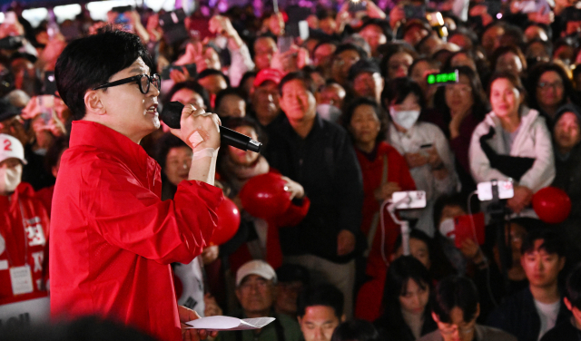 한동훈 국민의힘 비상대책위원장이 9일 오후 서울 중구 청계광장에서 열린 '국민의힘으로 대한민국 살리기' 제22대 총선 파이널 총력유세에서 시민들에게 지지를 호소하고 있다. 권욱 기자