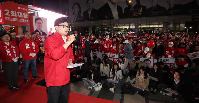 한동훈 국민의힘 비상대책위원장이 9일 오후 서울 중구 청계광장에서 열린 '국민의힘으로 대한민국 살리기' 제22대 총선 파이널 총력유세에서 시민들에게 지지를 호소하고 있다. 권욱 기자