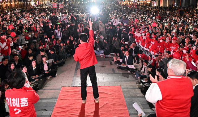 한동훈 국민의힘 비상대책위원장이 9일 오후 서울 중구 청계광장에서 열린 '국민의힘으로 대한민국 살리기' 제22대 총선 파이널 총력유세에서 시민들에게 지지를 호소하고 있다. 권욱 기자