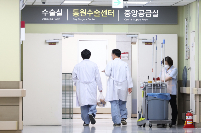 전공의 집단행동이 이어지고 있는 9일 오전 서울 시내 한 대형병원에서 의료진이 수술실로 이동하고 있다. 연합뉴스