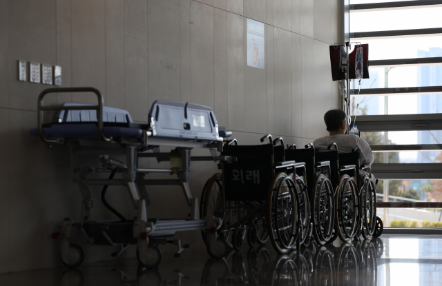 전공의 집단행동이 이어지고 있는 9일 오전 서울 시내 한 대형병원에서 한 환자가 휠체어에 앉아 있다. 연합뉴스