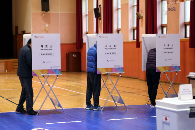 22대 국회의원 선거일인 10일 오전 울산 남구 옥동 제3투표소인 신정중학교 체육관에서 유권자들이 투표용지에 기표하고 있다. 연합뉴스