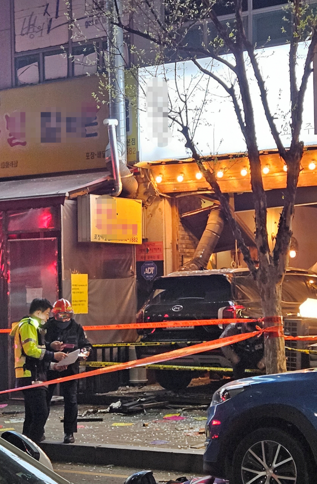 10일 오전 경기 고양시 일산동구의 한 주점에 차량이 돌진해 구조 당국이 수습 중이다. 연합뉴스