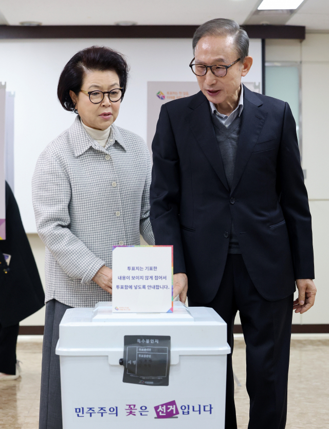 이명박 전 대통령과 부인 김윤옥 여사가 제22대 국회의원선거일인 10일 오전 서울 국민연금공단서울남부지역본부에 마련된 논현1동제3투표소에서 투표를 하고 있다. 연합뉴스