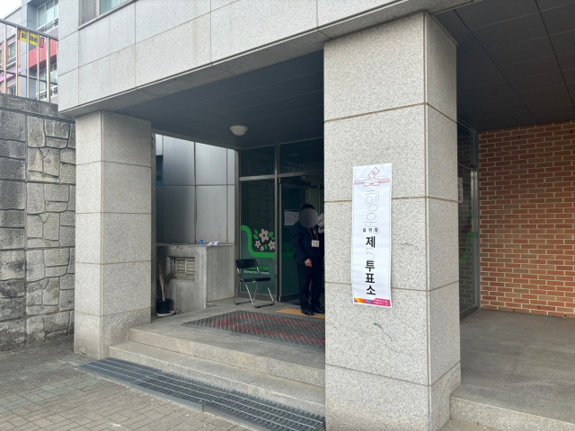 10일 오전 서울 관악구 행운동에서 총선 본투표가 진행되고 있다.장형임기자