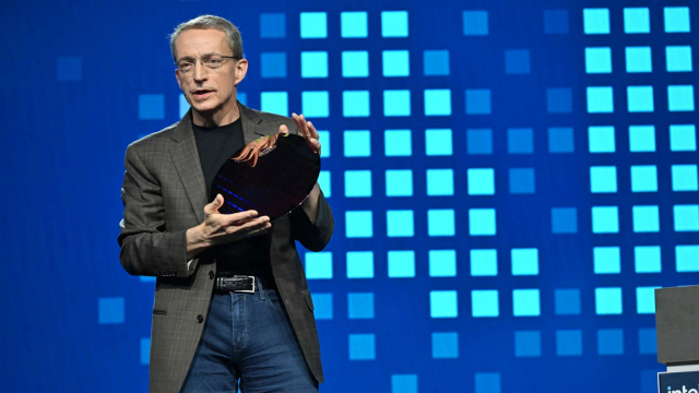 팻 겔싱어 인텔 CEO가 9일(현지 시간) 미 애리조나 피닉스에서 열린 인텔 비전 2024 행사에서 제온6 CPU 웨이퍼를 들어보이고 있다. 사진제공=인텔