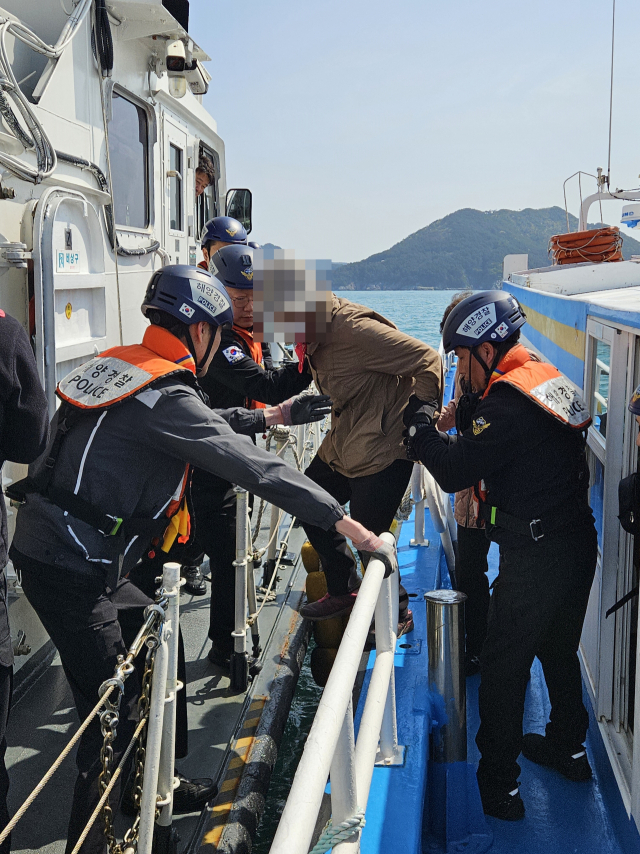 10일 오전 9시 55분께 통영시 오곡도 지역 유권자가 탄 유람선이 고장으로 포류한 가운데 통영해경이 구조에 나서고 있다. 사진제공=통영해양경찰서