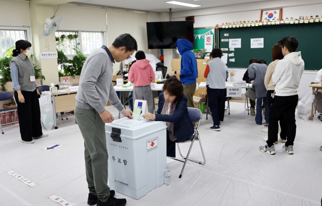 제22대 국회의원선거일인 10일 오전 유권자들이 서울 서초구 서래초등학교에 마련된 방배본동제2투표소에서 투표를 하고 있다. 연합뉴스