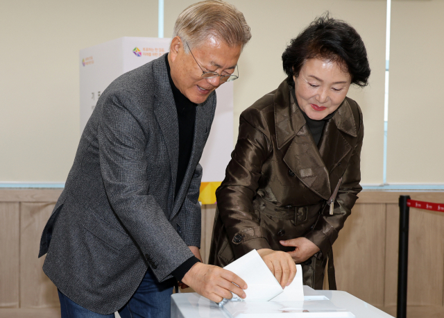 박근혜, '소중한 한표 행사해야'…문재인 '진인사 대천명'