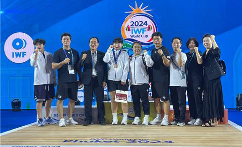 역도 월드컵 대회 뒤 기념 촬영하는 김수현(왼쪽 다섯째)과 김이슬(왼쪽 넷째). 사진 제공=대한역도연맹