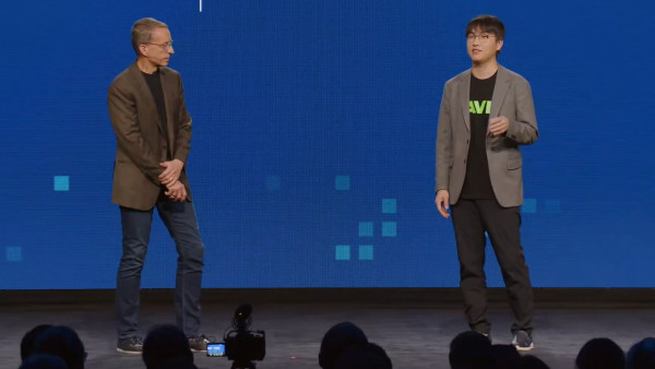 팻 겔싱어 인텔 CEO(왼쪽)와 하정우 네이버 퓨처AI센터장이 9일(현지시각) 미국 애리조나 피닉스에서 열린 ‘인텔 비전 2024’에서 기조연설을 하고 있다.사진=비전2024 영상 캡처