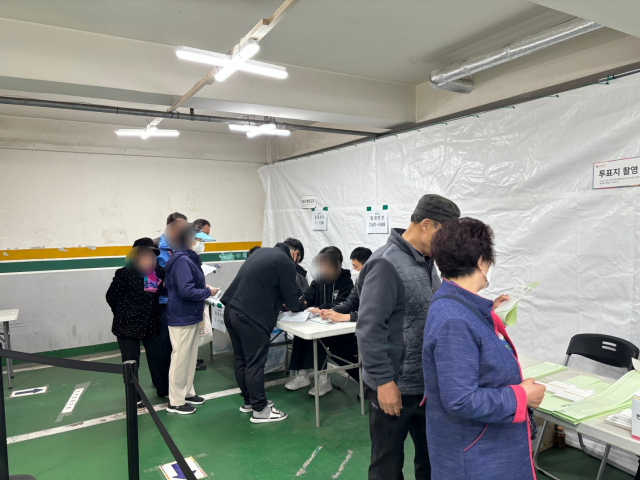 10일 서울 관악구의 한 다세대주택 주차장에 마련된 행운동제2투표소에서 시민들이 투표를 하고 있다 (*모든 사진은 선관위 및 해당 투표소 내 참관인들의 승인 하에 촬영되었음). 장형임기자