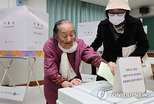 제22대 국회의원 선거일인 10일 오후 울산시 북구 상안중학교에 마련된 농소3동 제1투표소에서 1923년생으로 올해 만 100세인 김성순 할머니가 투표하고 있다. 연합뉴스