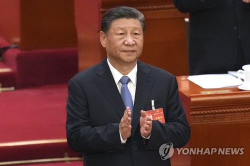 시진핑 중국 국가주석이 지난 3월 8일 베이징 인민대회당에서 열린 전국인민대표대회(전인대) 2차 전체회의에 참석해 박수를 치고 있다. AP연합뉴스