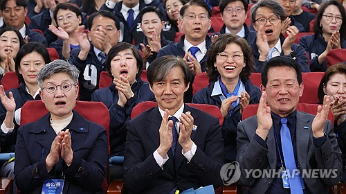 조국혁신당 조국 대표와 후보들이 10일 국회에서 총선 사전조사 결과 발표를 보고 있다. 연합뉴스