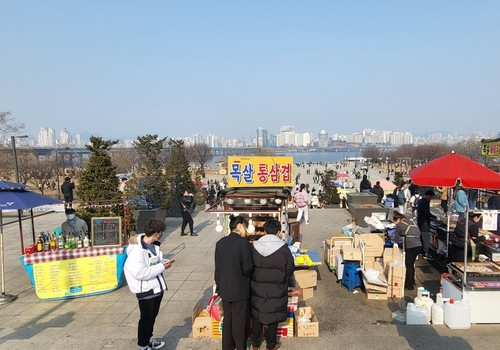 서울의 한 한강공원. 연합뉴스